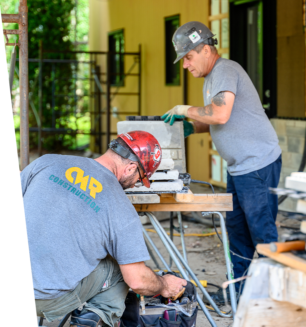 2-hommes-renovation-exterieur-carriere-cmr-construction