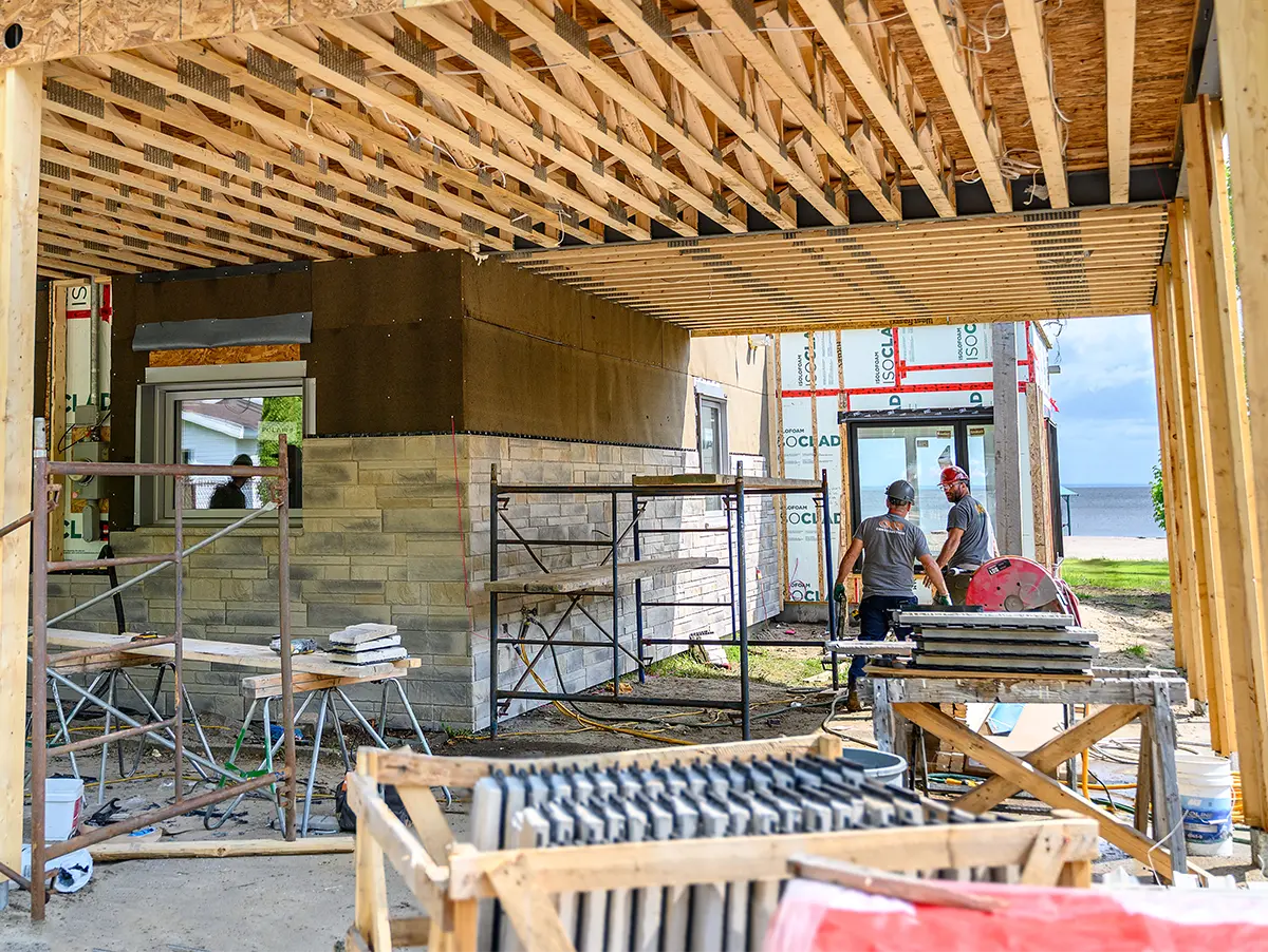 equipe-construction-cmr-chantier-travail-maison-exterieur-construction-residentielle-cmr-construction