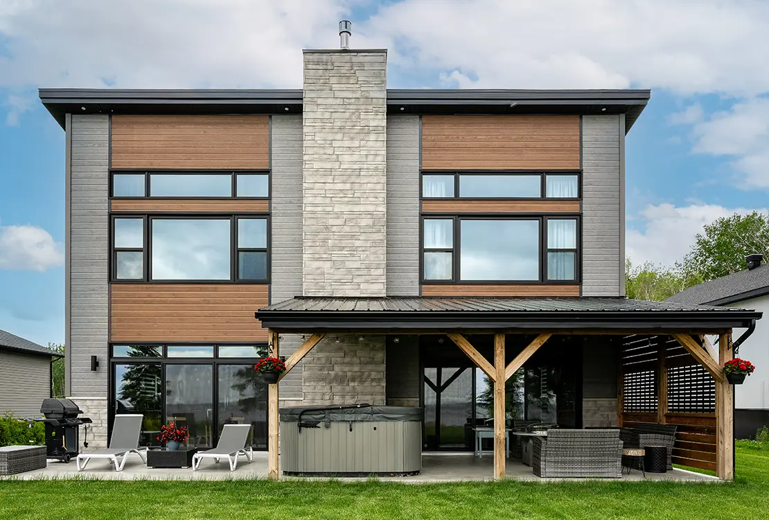 maison-exterieur-arriere-brun-gris-brique-gazebo-spa-realisation-construction-residentielle-cmr-construction