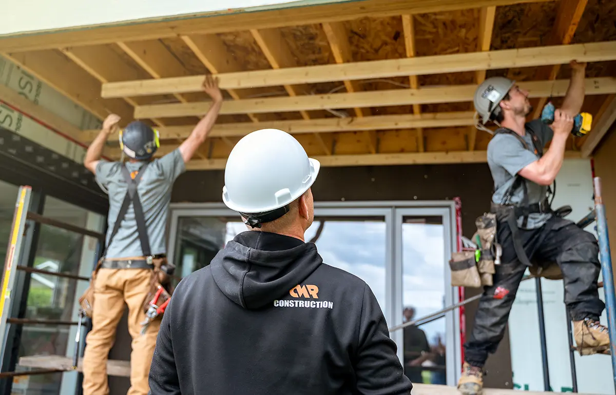 une-equipe-professionnelle-3-hommes-construction-cmr
